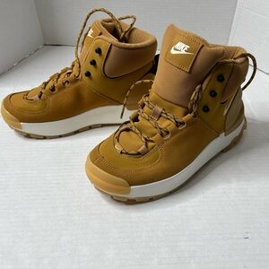 Nike Tan High-Top Boots size: 7.5